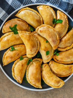 Empanadas sobre una fuente redonda