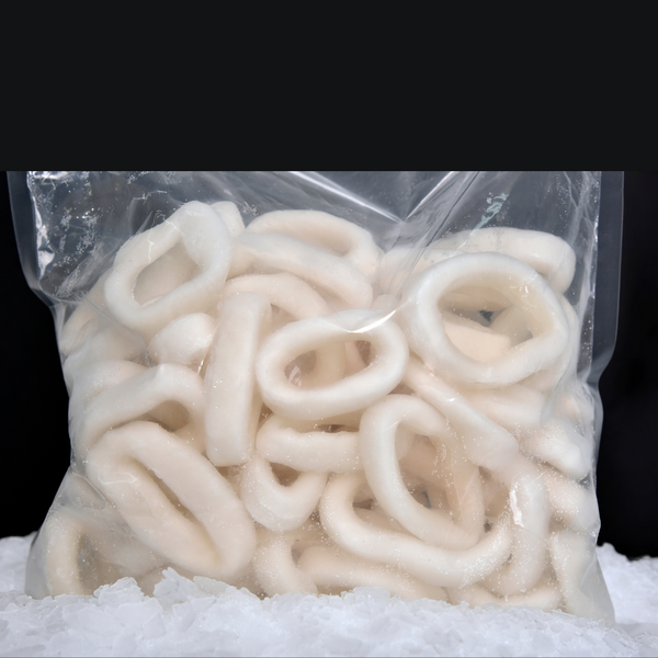 Anillos de calamar en una bolsa sobre una cama de hielo