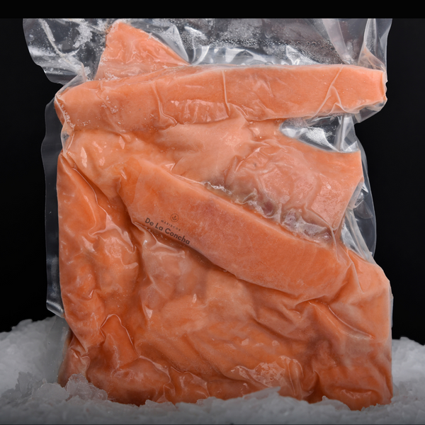 Recorte de salmon natural en bolsa al vacio sobre cama de hielo
