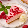 trozo de cheseecake de frambuesa sin horno en un plato