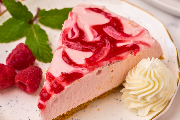 trozo de cheseecake de frambuesa sin horno en un plato