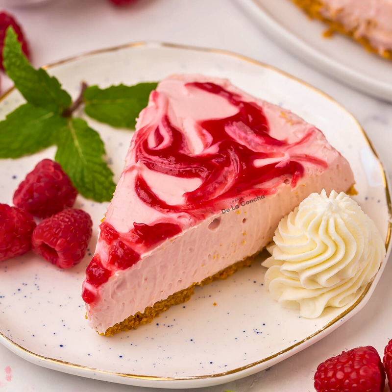 trozo de cheseecake de frambuesa sin horno en un plato