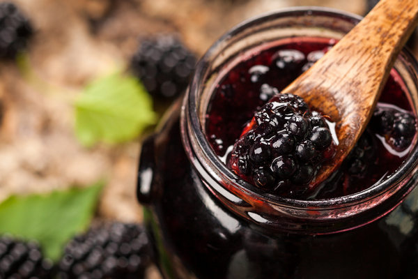 frasco de mermelada de moras