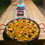 Paella mar y tierra sobre una mesa campestre