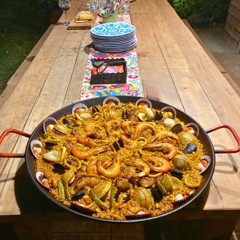 Paella mar y tierra sobre una mesa campestre