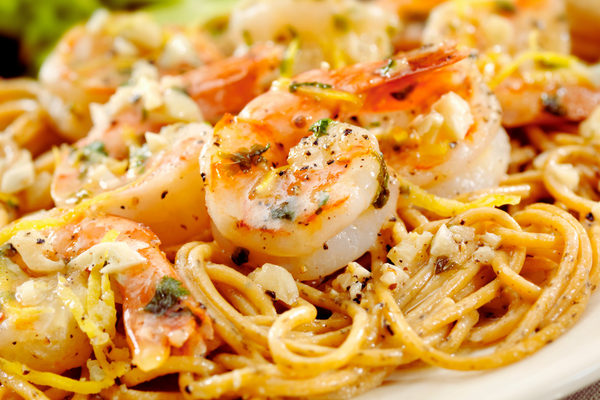 Pasta cremosa con camarones y limón