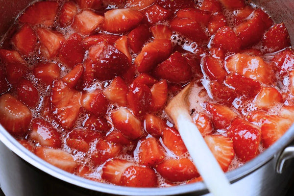 mermelada de frutillas en una olla