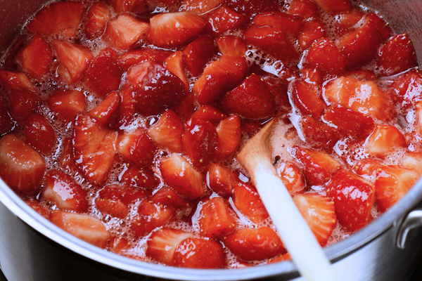 Mermelada de frutilla en la olla