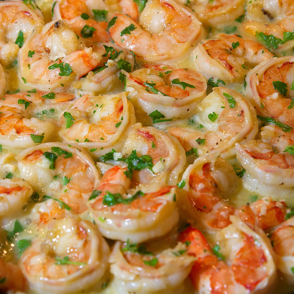 Camarones salteados con hierbas verdes