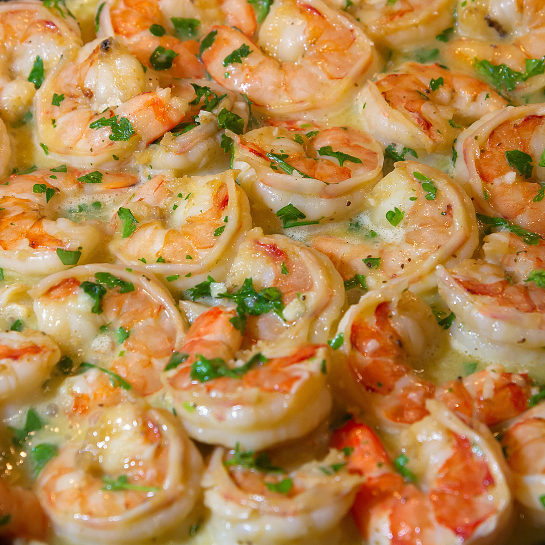 Camarones salteados con hierbas verdes