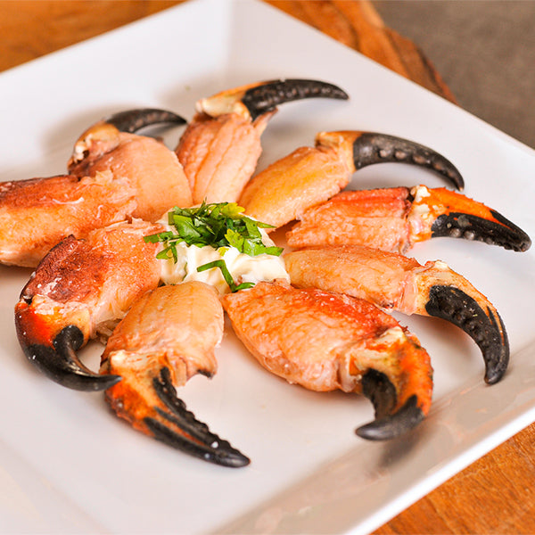 Pinzas de jaiba sobre un plato