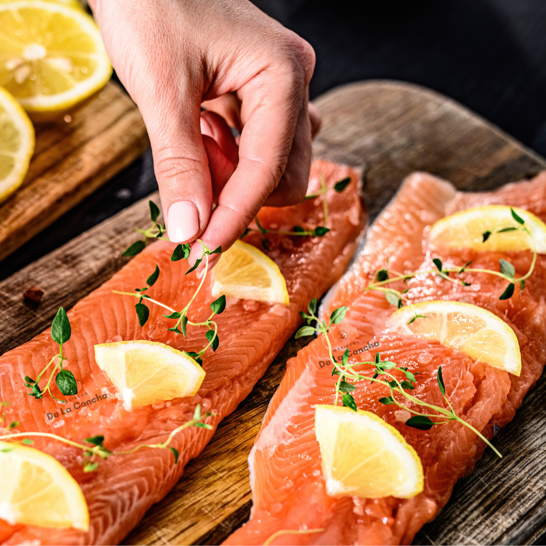 mano de mujer adorna filetes de trucha