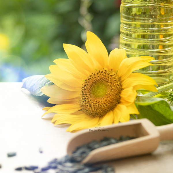 aceite de maravilla junto a una flor de maravilla