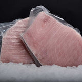 Dos porciones de albacora selladas al vacío sobre cama de hielo 