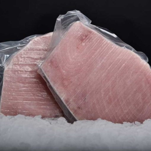 Dos porciones de albacora selladas al vacío sobre cama de hielo 