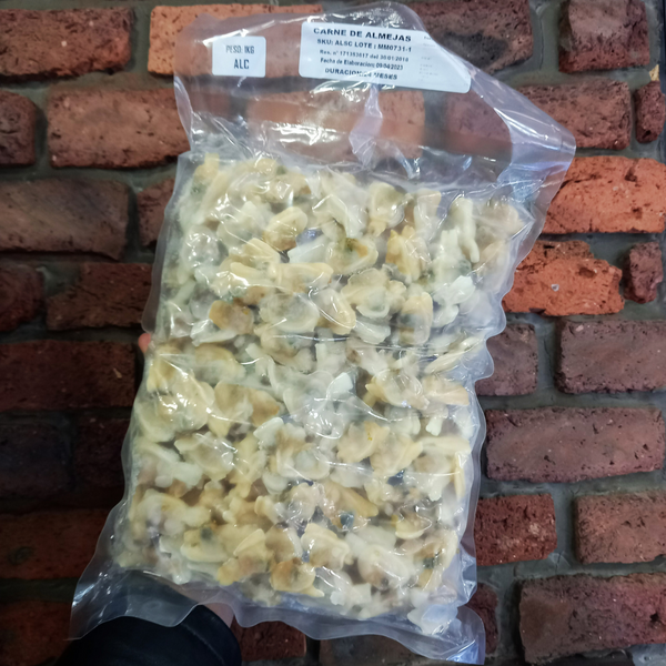 Almejas Cocidas Sin Concha Congeladas en bolsa sobre un fondo de ladrillo