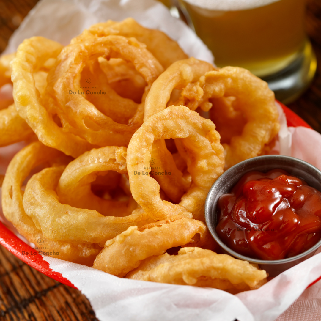 Plato con aros de cebolla apanados acompañado de ketchup