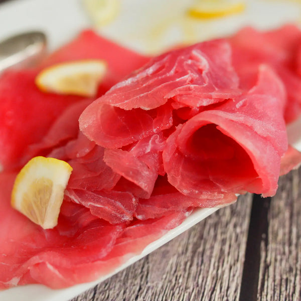 Plato de carpaccio de Atún Rojo con rodajas de limón