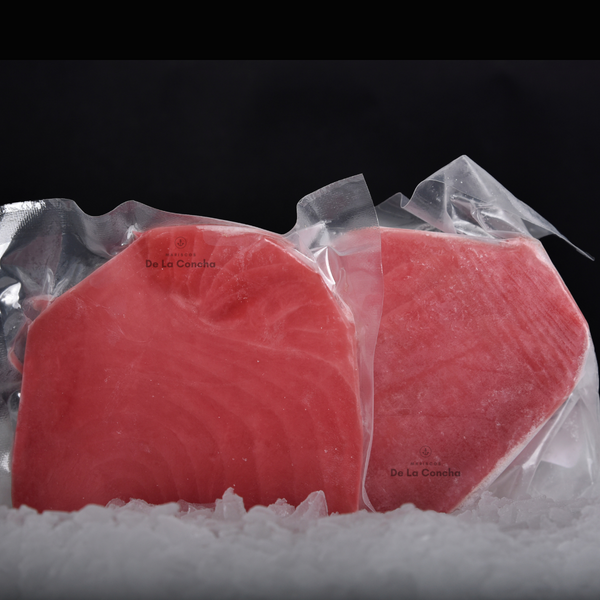 Dos porciones de atún rojo selladas al vacío sobre una cama de hielo