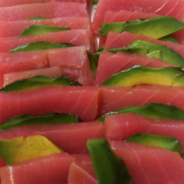 Tiradito de recorte de atún rojo con palta