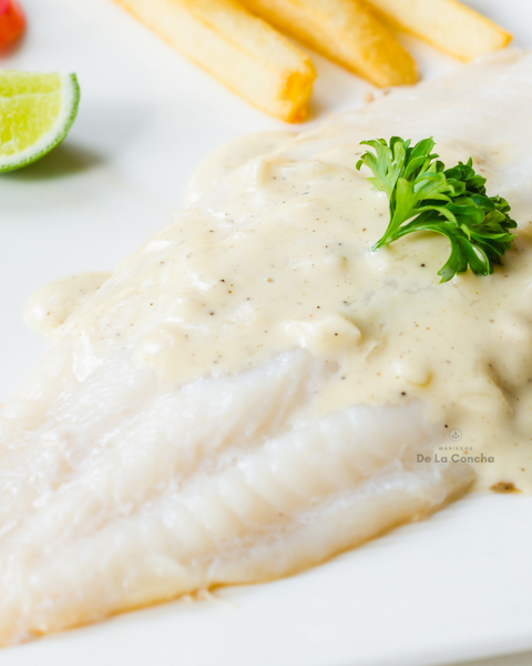 Filete de blanquillo a la plancha con salsa blanca y acompañado de papas fritas y limón