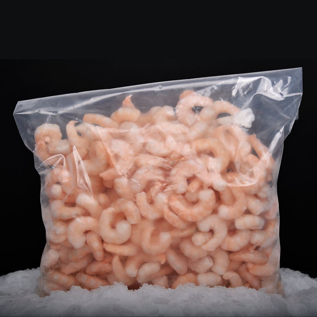 Bolsa de camarones calibre pequeño sobre una cama de hielo