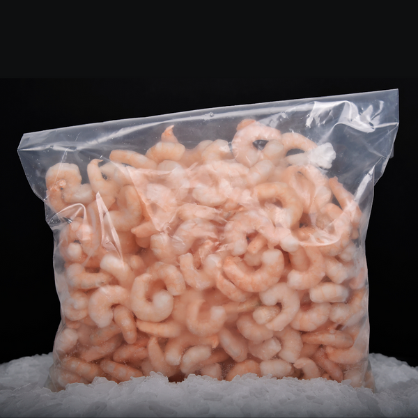 Bolsa de camarones calibre pequeño sobre una cama de hielo