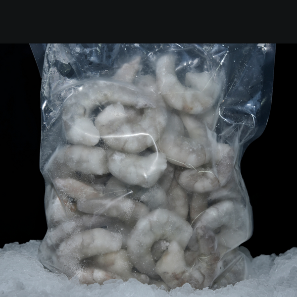 Bolsa de camarón pelado calibre 16-20 grande sobre una cama de hielo