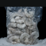 Bolsa de camarón pelado calibre mediano-grande sobre una cama de hielo
