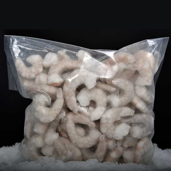 Bolsa de camarones crudos pelados calibre mediano sobre una cama de hielo