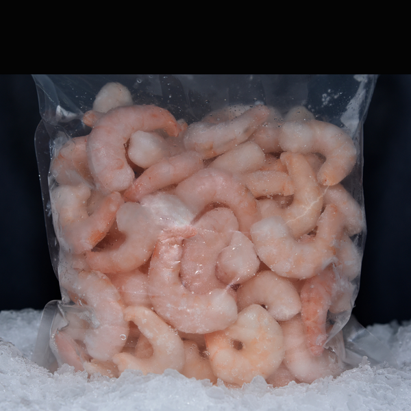 Bolsa de camarones cocidos calibre mediano sobre una cama de hielo