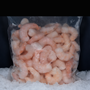 Camarones cocidos calibre mediano en bolsa sobre una cama de hielo