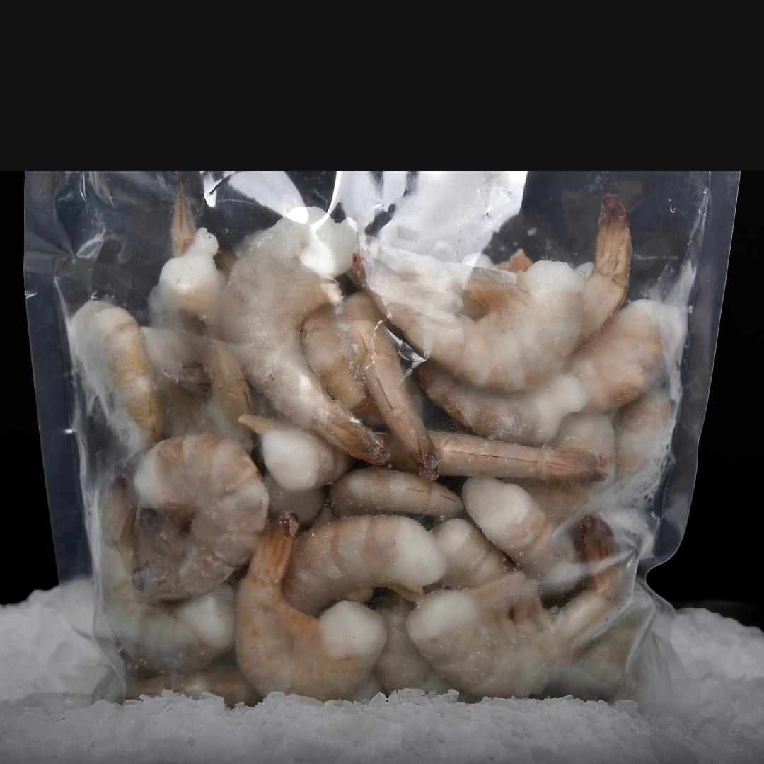 Camarones crudos con cáscara calibre mediano en bolsa sobre una cama de hielo