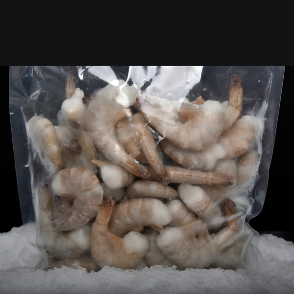 Camarones crudos con cáscara calibre mediano en bolsa sobre una cama de hielo