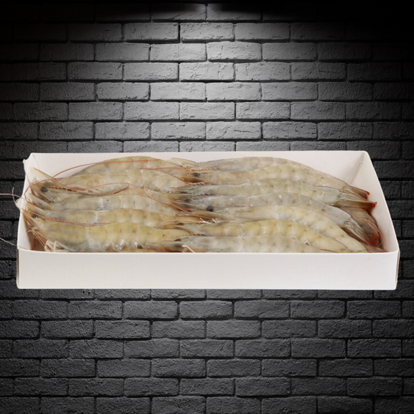 Caja blanca con camarones enteros ordenados en su interior