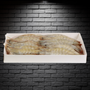 Caja blanca con camarones enteros ordenados en su interior
