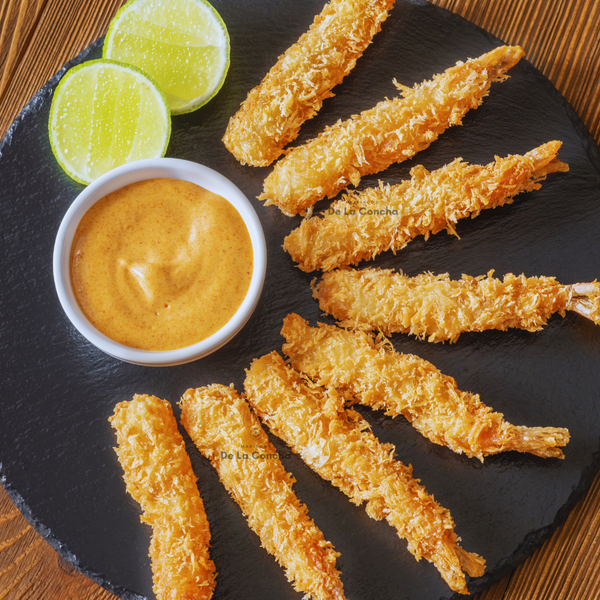 Plato de camarones torpedo con panko con salsa golf y limón de acompañamiento