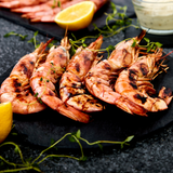 Camarones ecuatorianos enteros cocidos sobre un plato