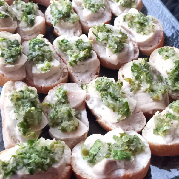 Canape de locos con salsa verde en un plato