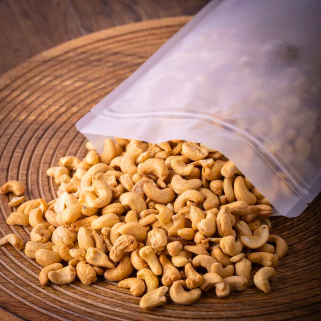 Castañas de caju con sal sobre tabla de madera