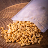 Castañas de caju con sal sobre tabla de madera