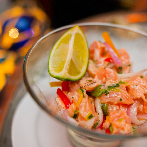 Ceviche de salmon hecho con salmon natural recorte