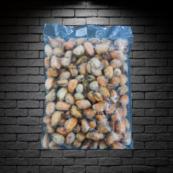 Bolsa de choritos sin concha cocidos sobre un fondo de ladrillos negros