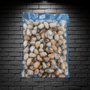 Bolsa de choritos sin concha cocidos sobre un fondo de ladrillos negros