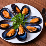 Choritos en media concha  sobre un plato