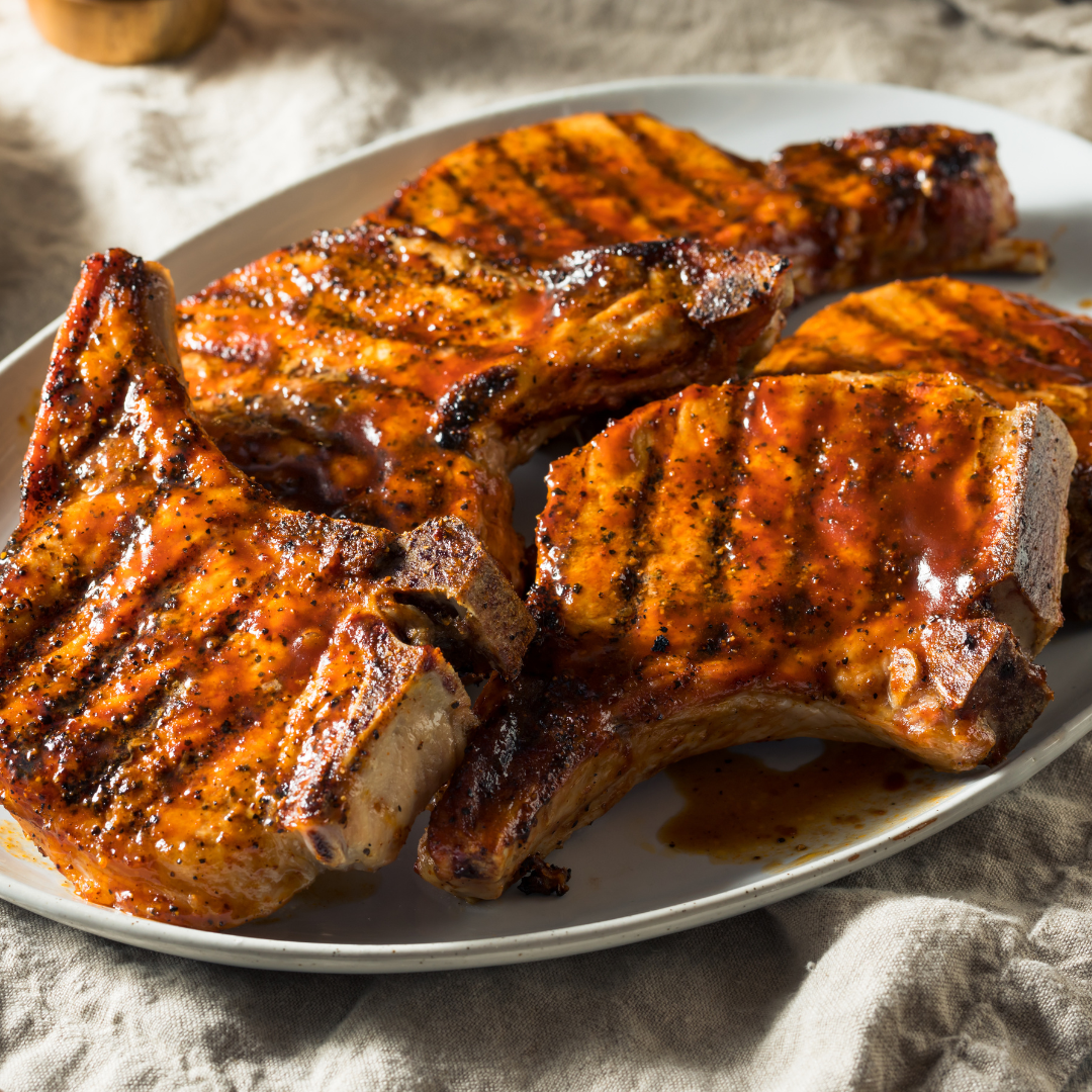 chuleta de cerado asada sobre un plato