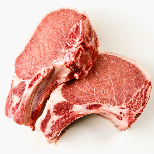 chuletas de cerdo crudas sobre fondo blanco