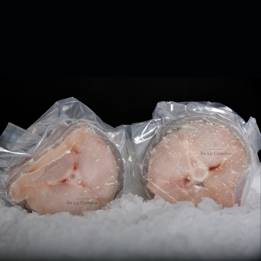 Dos porciones de congrio dorado al vacío sobre una cama de hielo