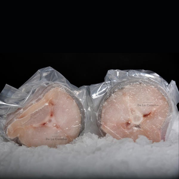 Dos porciones de congrio dorado al vacío sobre una cama de hielo