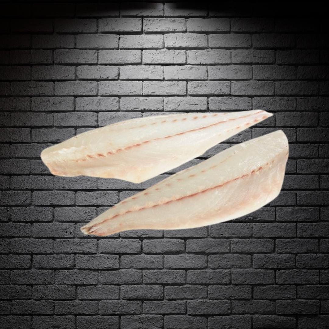 Dos filetes de corvina sin piel sobre un fondo negro de ladrillos